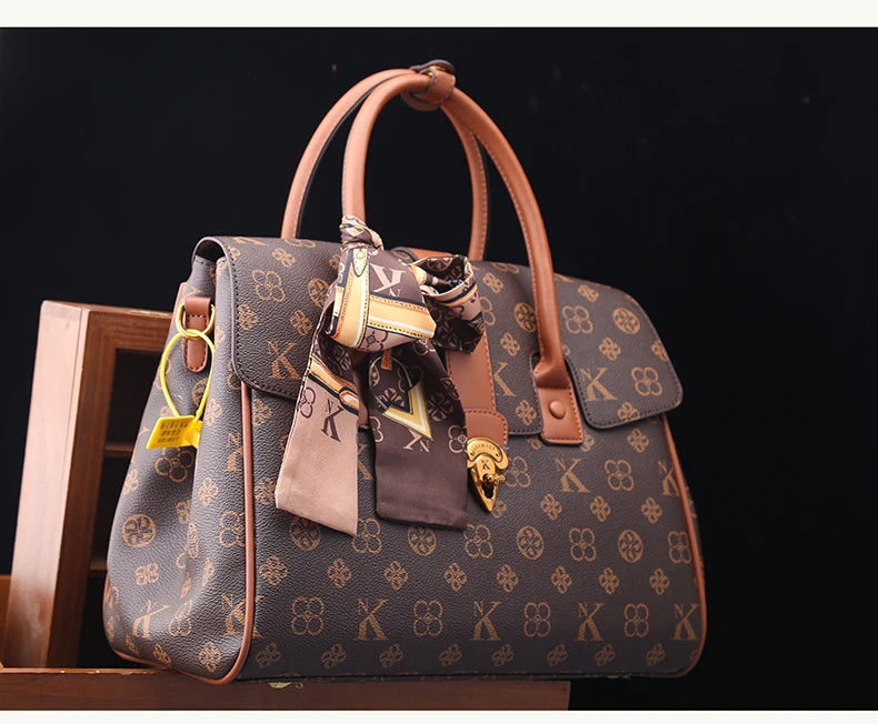 Bolso ligero de marca de lujo para mujer, bolso de gama alta versátil a la moda, bandolera de un solo hombro a la moda de gran capacidad, 2025