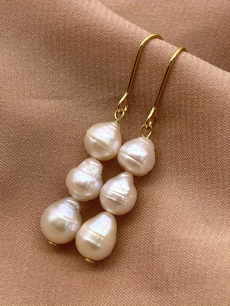 Nuevos pendientes barrocos de perlas de agua dulce de moda. Pendientes largos de tres cuentas simples, elegantes y versátiles.