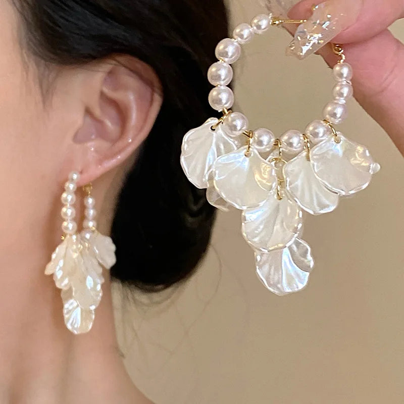 Pendientes de pétalos de flor de Camelia blanca de 24 estilos para mujer, pendientes de circonia con perlas de imitación de lujo, joyería para las orejas de verano para fiesta nupcial