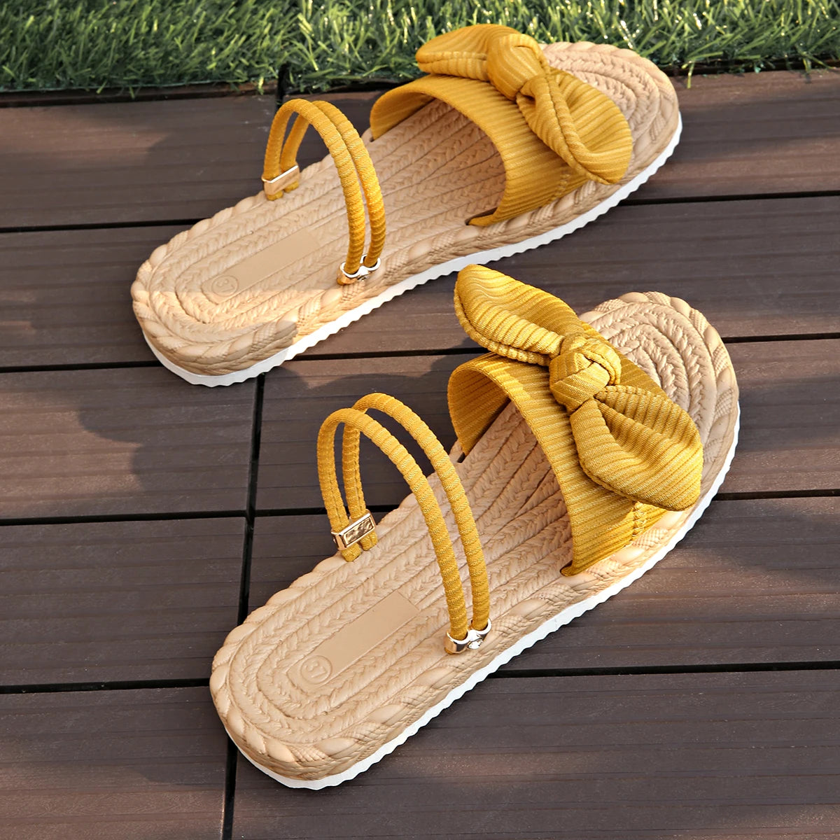 Sandalias planas con lazo de pana a la moda, zapatillas ligeras antideslizantes para exteriores para mujer, sandalias de playa informales de suela blanda para verano 2025