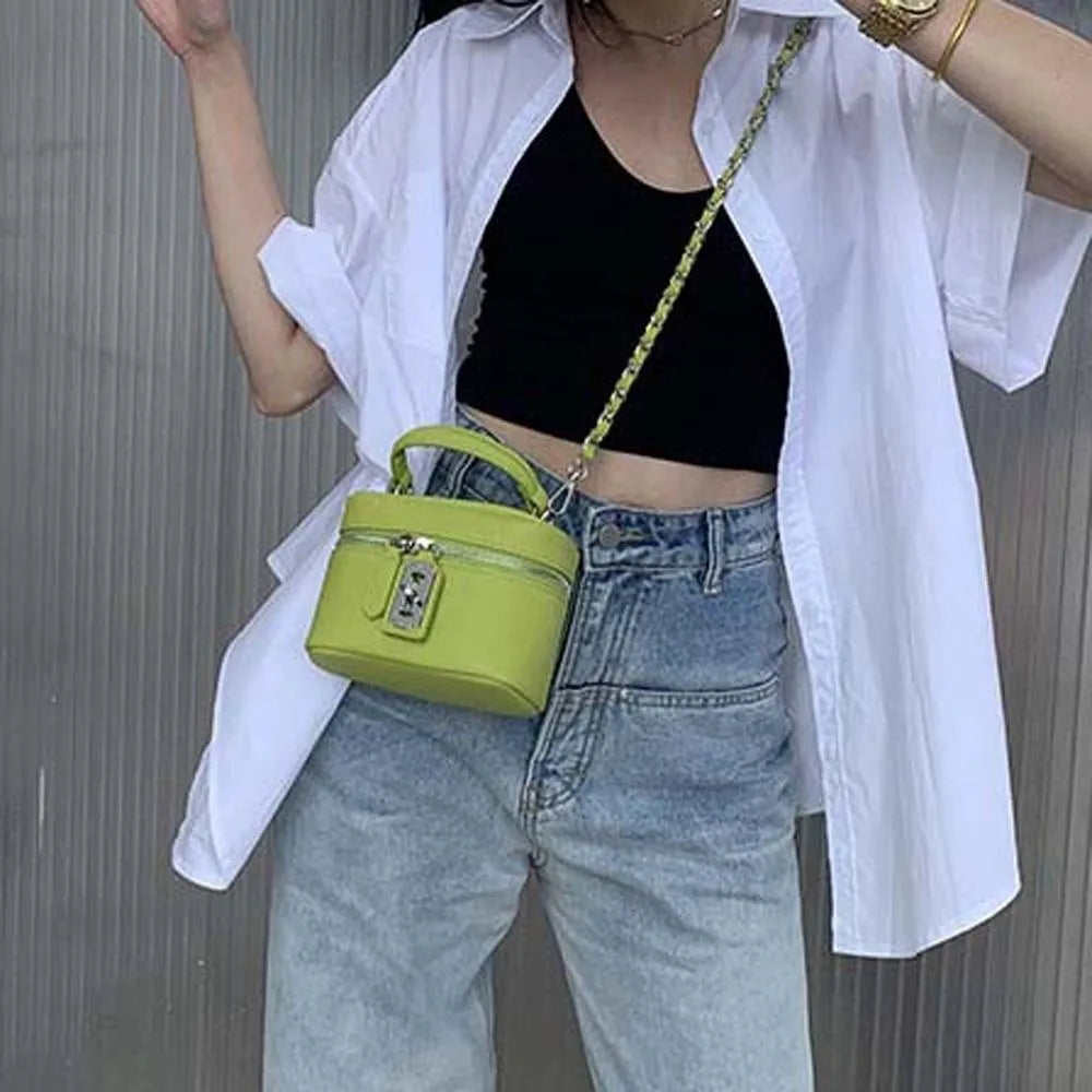 Bolso de mano cuadrado compacto con textura granulada, cierre de cremallera, estilo macaron, de cuero vegano, construcción sólida.