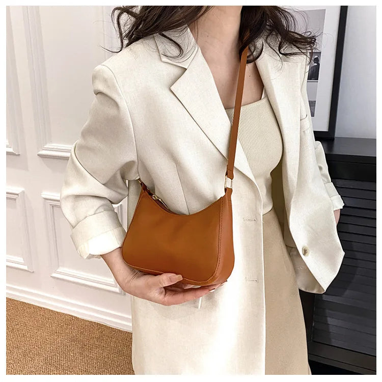 Bolso de mano de color sólido moderno y moderno, bolso cuadrado pequeño simple y nuevo, bolso para axila de un solo hombro elegante y de alta calidad