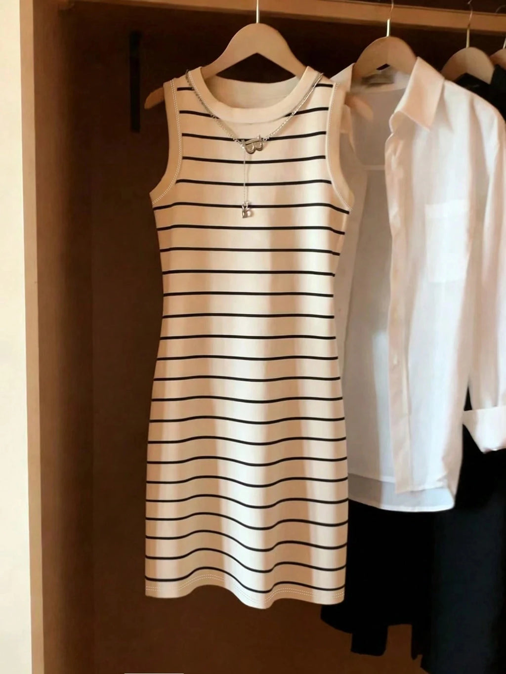 Vestido Casual Elegante de Primavera/Verano para Mujer, Sin Mangas, Corte Entallado, Cuello Redondo, Estampado a Rayas