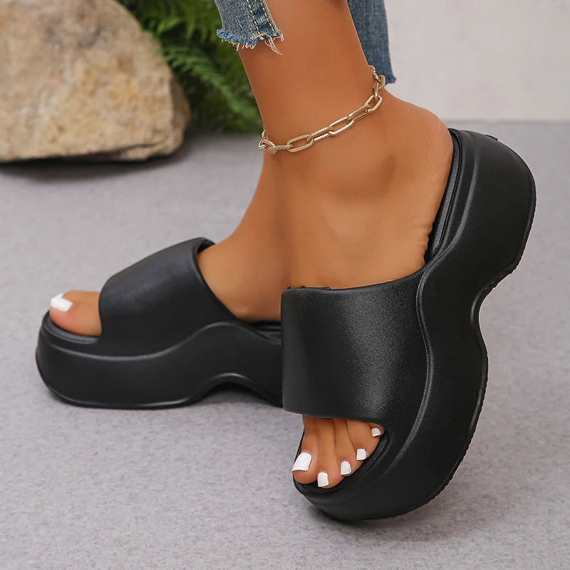 Zapatillas de EVA con plataforma gruesa para mujer, sandalias de playa de suela gruesa a la moda de verano 2025, chanclas antideslizantes de Color sólido para interiores y exteriores