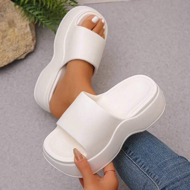 Zapatillas de EVA con plataforma gruesa para mujer, sandalias de playa de suela gruesa a la moda de verano 2025, chanclas antideslizantes de Color sólido para interiores y exteriores