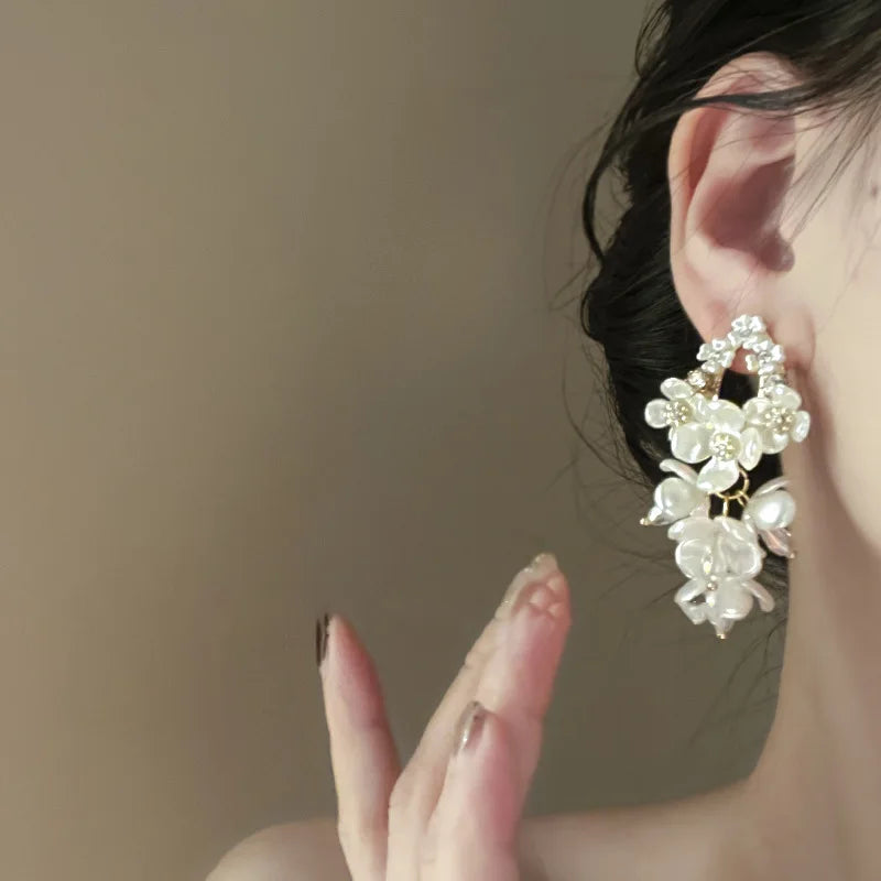 Pendientes de pétalos de flor de Camelia blanca de 24 estilos para mujer, pendientes de circonia con perlas de imitación de lujo, joyería para las orejas de verano para fiesta nupcial