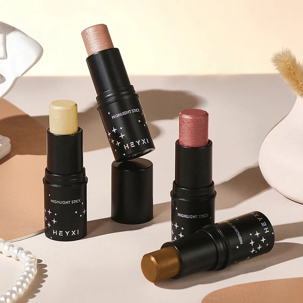Barra de maquillaje de alto brillo, resistente al agua y al sudor, disponible en varios colores, con un aspecto natural tridimensional.