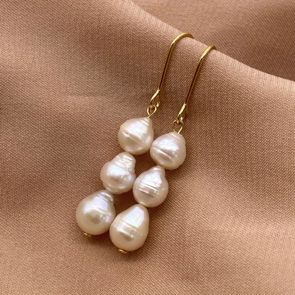 Nuevos pendientes barrocos de perlas de agua dulce de moda. Pendientes largos de tres cuentas simples, elegantes y versátiles.